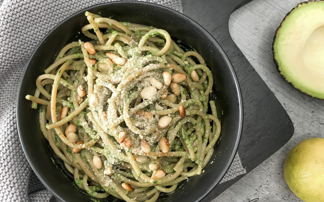 Linsennudeln mit Avocado-Pesto