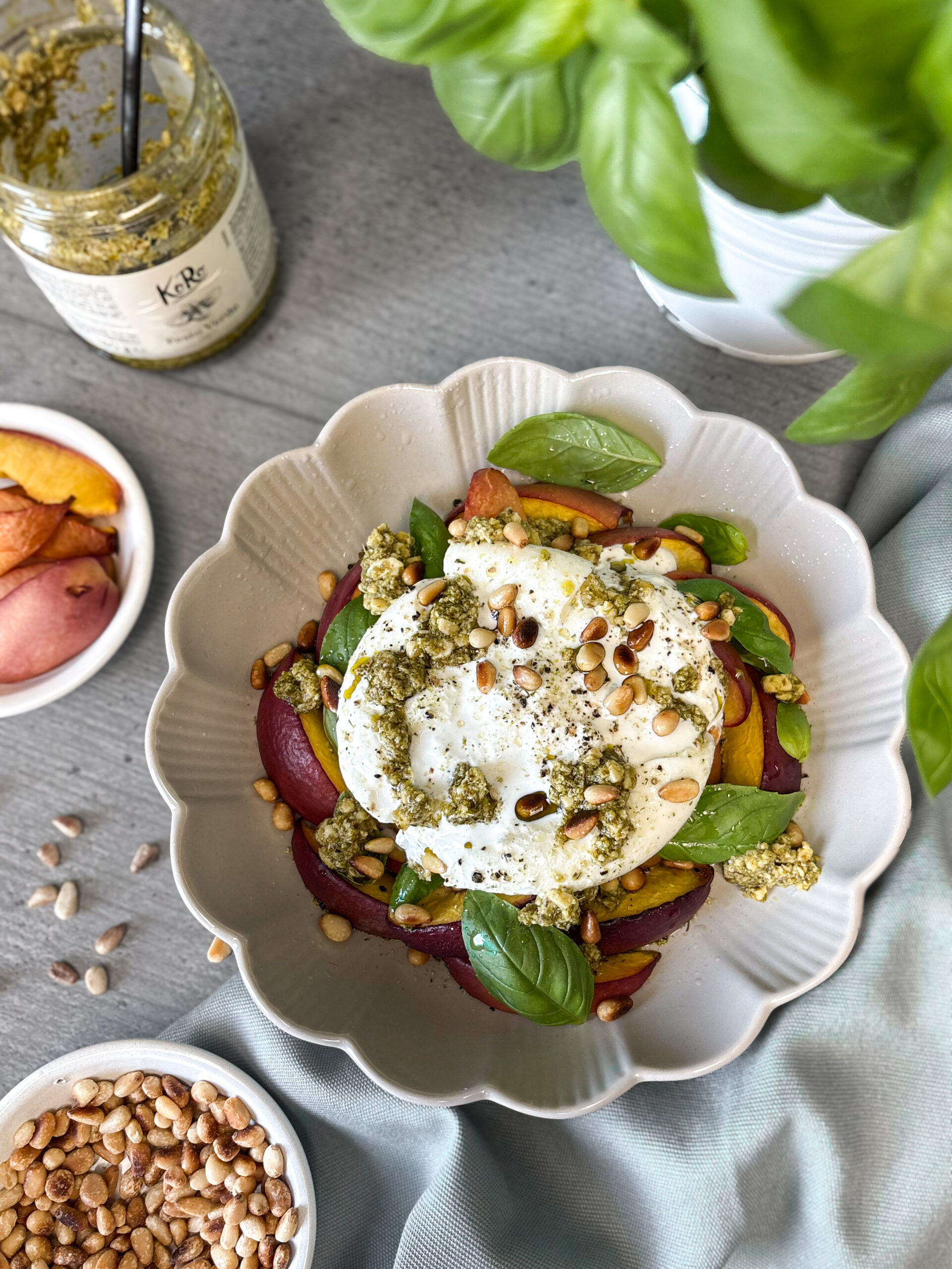 Gebackene Nektarine mit Burrata